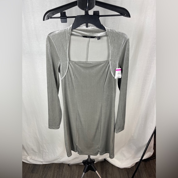 Vero Moda LONG SLEEVE GRAY VELVET DRESS Size Medium (8-10) NWT - Picture 3 of 10